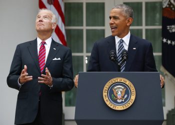 En esta foto de archivo del 9 de noviembre de 2016, el entonces vicepresidente Joe Biden eleva la vista mientras el presidente Barack Obama habla en el rosedal de la Casa Blanca, Washington. Foto: AP/Pablo Martinez Monsivais.