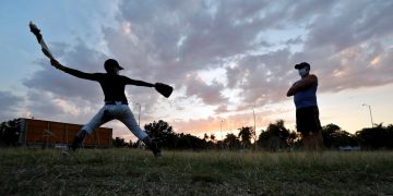 Béisbol en tiempos de pandemia en Cuba. Foto: EFE/Ernesto Mastrascusa.