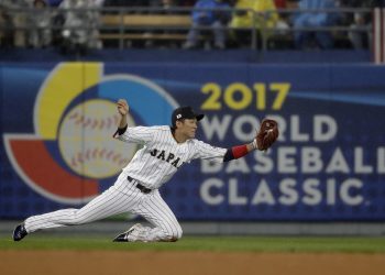 En esta imagen del 21 de marzo de 2017, el japonés Hayato Sakamoto realiza una atrapada al batazo del estadounidense Buster Posey en la cuarta entrada del juego semifinal del Clásico Mundial de Béisbol en Los Ángeles. (AP Foto/Chris Carlson, Archivo)