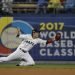 En esta imagen del 21 de marzo de 2017, el japonés Hayato Sakamoto realiza una atrapada al batazo del estadounidense Buster Posey en la cuarta entrada del juego semifinal del Clásico Mundial de Béisbol en Los Ángeles. (AP Foto/Chris Carlson, Archivo)