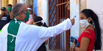 Un médico toma la temperatura antes de hacer prueba de la COVID-19, en Los Sitios, en La Habana. Foto: Otmaro Rodríguez / Archivo.