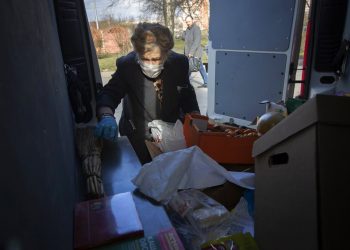 Galina Yakovleva carga la camioneta en la que distribuye suministros entre gente necesitada de San Petersburgo. Foto: AP/Dmitri Lovetsky.