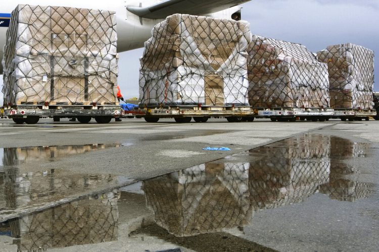 Contenedores cargados con equipo protector para el personal médico son descargados de un avión chino en el Aeropuerto Internacional de Los Ángeles. Foto: AP/Richard Vogel, archivo.