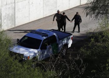 Foto de archivo donde un agente de la Aduana y la Patrulla Fronteriza de Estados Unidos camina con presuntos inmigrantes atrapados entrando ilegalmente al país a lo largo del Río Grande, en Hidalgo, Texas. Foto: AP/Eric Gay.