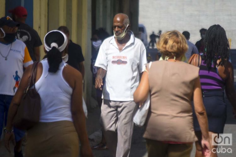 Los mayores de sesenta años representan hoy el grupo con más contagios, después de los menores de 20 años. Foto: Otmaro Rodríguez/OnCuba.