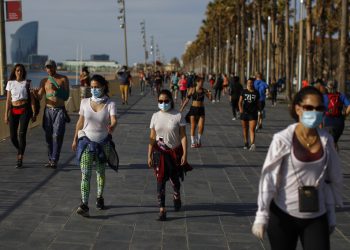 Foto de archivo de personas caminando y haciendo ejercicio por el paseo marítimo de Barcelona durante la pandemia de la COVID-19. Foto: Emilio Morenatti / AP / Archivo.