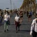 Foto de archivo de personas caminando y haciendo ejercicio por el paseo marítimo de Barcelona durante la pandemia de la COVID-19. Foto: Emilio Morenatti / AP / Archivo.