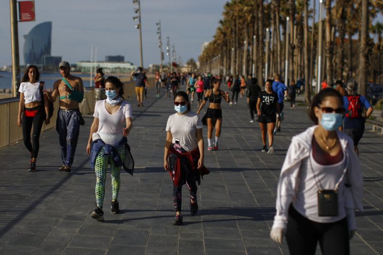 La gente camina y hacer ejercicio por el paseo marítimo de Barcelona, el sábado 2 de mayo de 2020. Los españoles han llenado las calles del país para hacer ejercicio por primera vez después de siete semanas de confinamiento en sus hogares para combatir la pandemia de coronavirus. La gente corrió, caminó o montó bicicleta bajo un cielo soleado en Barcelona el sábado, donde muchos acudieron al paseo marítimo para acercarse lo más posible a la playa, aún fuera de los límites. (Foto AP/Emilio Morenatti)