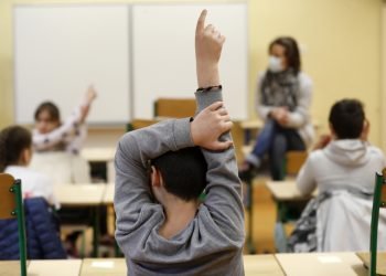 Unos niños acuden a clases en Estrasburgo, Francia, el 14 de mayo de 2020.  Foto: AP/Jean-Francois Badias.