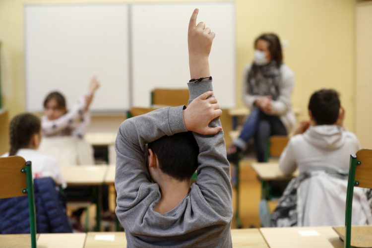 Unos niños acuden a clases en Estrasburgo, Francia, el 14 de mayo de 2020.  Foto: AP/Jean-Francois Badias.