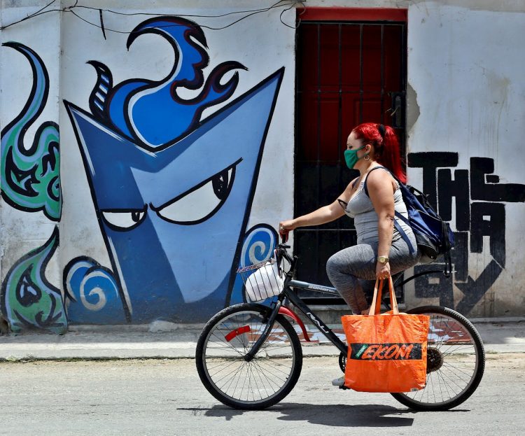 La cifra total de muertes a causa del nuevo coronavirus en Cuba es de 74; en tanto, los contagios alcanza a mil 741 personas. Foto: EFE/Ernesto Mastrascusa.