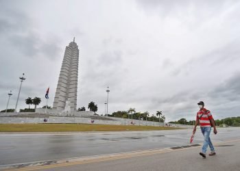 Un hombre con tapabocas camina el 1ro de mayo de 2020 por una vacía Plaza de la Revolución José Martí, de La Habana, durante el Día de los Trabajadores, a causa de la pandemia de la Covid-19 y de las medidas para combatirla. Foto: Yander Zamora / EFE.