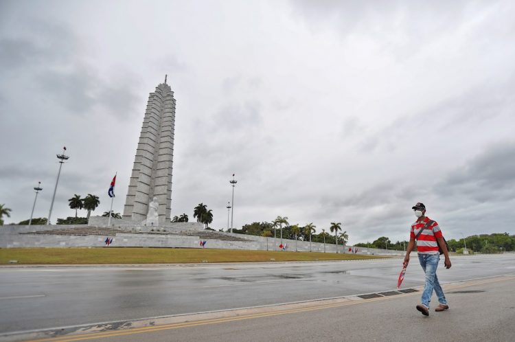 Un hombre con tapabocas camina el 1ro de mayo de 2020 por una vacía Plaza de la Revolución José Martí, de La Habana, durante el Día de los Trabajadores, a causa de la pandemia de la Covid-19 y de las medidas para combatirla. Foto: Yander Zamora / EFE.