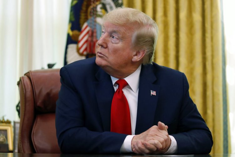 El presidente Donald Trump escucha durante una reunión en la Oficina Oval de la Casa Blanca, en Washington, el viernes 1 de mayo de 2020. (AP Foto/Alex Brandon)