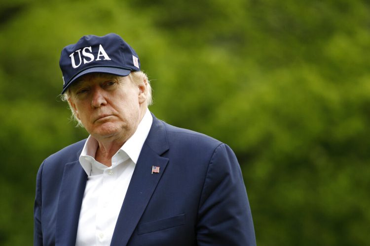 El presidente estadounidense Donald Trump llega a la Casa Blanca después de descender del helicóptero presidencial el domingo 3 de mayo de 2020 tras su regreso de un fin de semana en Camp David, Maryland. Foto: Patrick Semansky/AP.