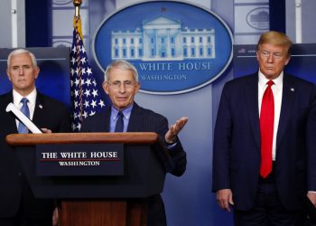 Foto tomada el 17 de abril del 2020 del presidente estadounidense Donald Trump, el vicepresidente Mike Pence y el director del Instituto de Alergias y Enfermedades Infeccionsas, doctor Anthony Fauci, en la Casa Blanca en Washington. (AP Photo/Alex Brandon, File)