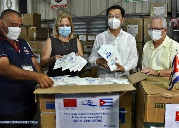 El embajador chino en La Habana, Chen Xi (2-d), el viceministro de Salud Pública cubano, Luis Fernando Navarro (d), la viceministra primera de Comercio Exterior e Inversión Extranjera de Cuba, Ana Teresita González (2-i), muestran mascarillas durante un acto de donación de insumos sanitarios procedentes de China. Foto: Xinhua/Joaquín Hernández