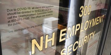 Foto de archivo, 16 de abril de 2020, del centro de seguridad laboral en Manchester, Nuevo Hampshire. El cartel indica cómo pedir prestaciones por desempleo. Foto: AP/Charles Krupa.