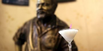 Fotografía de archivo que muestra un cóctel daiquirí frente de la estatua del escritor estadounidense Ernest Hemingway, en el famoso restaurante El Floridita, en la Habana. Foto: EFE / Archivo.