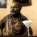 Fotografía de archivo que muestra un cóctel daiquirí frente de la estatua del escritor estadounidense Ernest Hemingway, en el famoso restaurante El Floridita, en la Habana. Foto: EFE / Archivo.