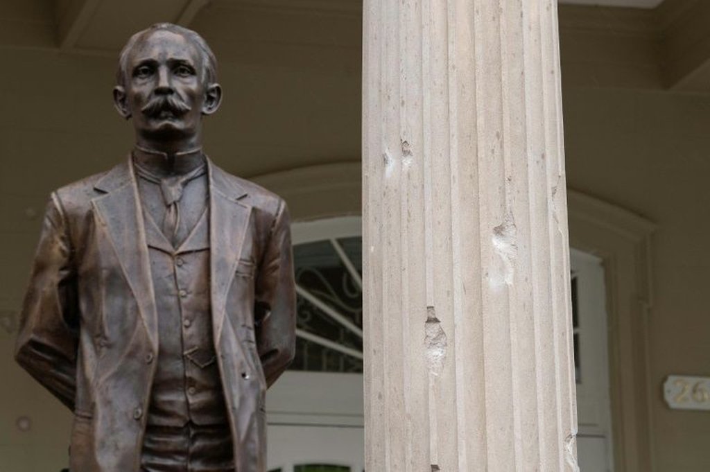 Impactos de bala en la fachada de la embajada de Cuba en Washington, y en la estátua de José Martí, disparados durante la noche del 30 de abril de 2020. Foto: EFE / Archivo.