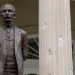 Impactos de bala en la fachada de la embajada de Cuba en Washington, y en la estátua de José Martí, disparados durante la noche del 30 de abril de 2020. Foto: EFE / Archivo.