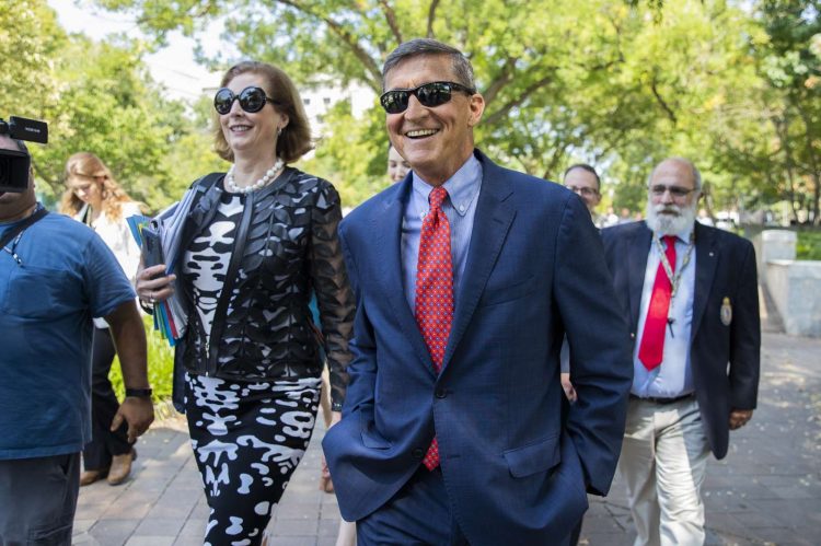 Michael Flynn, ex asesor de seguridad nacional del presidente Donald Trump, abandona un tribunal federal  en Washington, el martes 10 de septiembre de 2019. Foto: Manuel Balce Ceneta/AP.