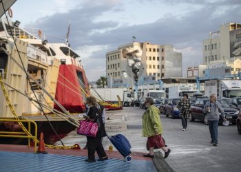 Pasajeros con mascarilla suben a un transbordador en el puerto de Pireo, cerca de Atenas, el lunes 25 de mayo de 2020. Foto: Petros Giannakouris/AP