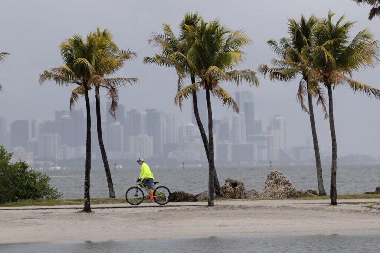 Vista de Miami cerca de Biscayne Bay el 15 de mayo de 2020. Foto: AP.