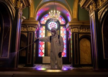 Trabajador desinfecta una iglesia. En muchas ciudades del mundo han limitado el ingreso a los templos. Fotos: EFE/Erdem Sahin.