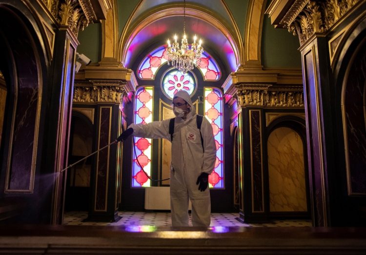 Trabajador desinfecta una iglesia. En muchas ciudades del mundo han limitado el ingreso a los templos. Fotos: EFE/Erdem Sahin.