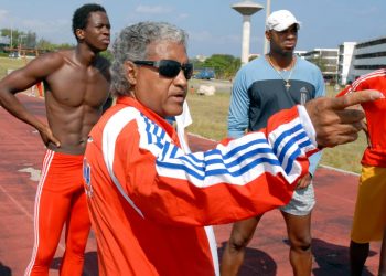 Santiago Antúnez junto a Dayron Robles y Anier García, los dos corredores que llevó al título olímpico. Foto: Ricardo López Hevia.