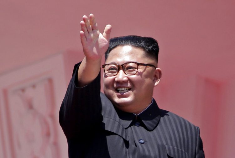 En esta fotografía de archivo del domingo 9 de septiembre de 2018, el líder norcoreano Kim Jong Un saluda tras el paso de un desfile en honor del 70mo aniversario de la fundación de Corea del Norte en Pyongyang. Foto: Kin Cheung/AP.