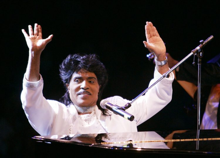 Little Richard toca en el Westbury Music Fair en Westbury, Nueva York. El autoproclamado "arquitecto del rock 'n' roll" falleció el sábado 9 de mayo del 2020. Tenía 87 años. Foto: AP/Ed Betz, Archivo.