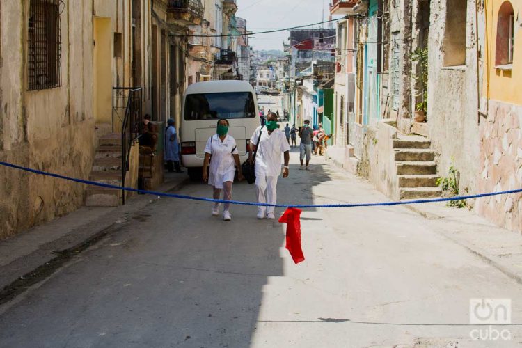 Enfermeras en el barrio de Los Sitios, La Habana. Foto: Otmaro Rodríguez