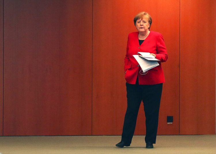 La canciller alemana Angela Merkel espera el inicio de una conferencia de prensa en Berlín, Alemania, el miércoles 6 de mayo de 2020. (Foto: AP/Michael Sohn, pool.