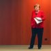 La canciller alemana Angela Merkel espera el inicio de una conferencia de prensa en Berlín, Alemania, el miércoles 6 de mayo de 2020. (Foto: AP/Michael Sohn, pool.