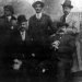 El periodista cubano Víctor Muñoz (derecha, abajo), junto al general Enrique Loynaz del Castillo (izquierda, abajo) y otras personas en 1915, en una foto de prensa de la época. Foto: Archivo de Ignacio Fernández Díaz.