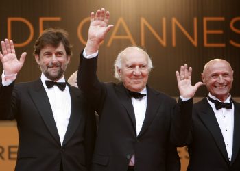 De izquierda a derecha, el director Nanni Moretti y los actores Michel Piccoli y Dario Cantarelli llegan a la función de "Habemus Papam" en el Festival de Cine de Cannes, en Cannes, Francia, 2011. Foto: AP/Lionel Cironneau, Archivo