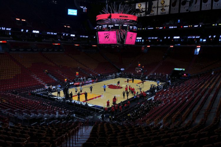 El Heat de Miami y los Grizzlies de Memphis en prácticas, en MIami. El 6 de mayo del 2020 la NBA ha dicho que algunos jugadores podrán regresar voluntariamente a los centros de entrenamiento a partir del viernes, con algunas condiciones. Foto: AP/Brynn Anderson, archivo.