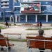 Unas personas ven noticias relacionadas con el presidente norcoreano Kim Jong Un en un parque en Pyongyang, Corea del Norte, el 2 de mayo de 2020. (AP Foto/Cha Song Ho)