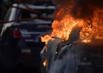 Un coche del Departamento de Policía de Atlanta arde durante una manifestación contra la violencia policial, el 29 de mayo de 2020, en Atlanta. Foto: Mike Stewart/AP