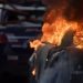 Un coche del Departamento de Policía de Atlanta arde durante una manifestación contra la violencia policial, el 29 de mayo de 2020, en Atlanta. Foto: Mike Stewart/AP