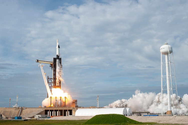 Un cohete SpaceX Falcon 9 despega del complejo de lanzamiento 39A en el Centro Espacial Kennedy de la NASA el 19 de enero de 2020. Llevaba la nave espacial Crew Dragon y realizaba pruebas de suspensión de vuelo sin tripulación. Foto NASA/Tony Gray