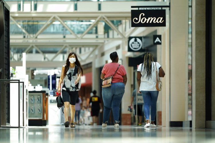 Unas personas caminan por el centro comercial The Woodlands, el martes 5 de mayo de 2020, en The Woodlands, Texas.  Foto: David J. Phillip/AP.