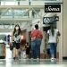 Unas personas caminan por el centro comercial The Woodlands, el martes 5 de mayo de 2020, en The Woodlands, Texas.  Foto: David J. Phillip/AP.