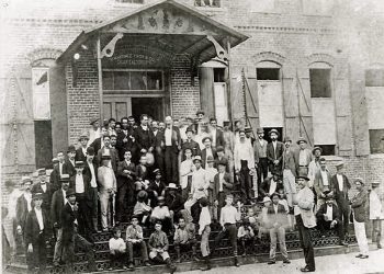 La famosa foto de Martí con tabaqueros de Ybor City. Foto; Archivo.