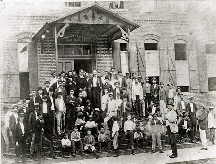 La famosa foto de Martí con tabaqueros de Ybor City. Foto; Archivo.