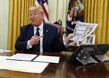 El presidente de Estados Unidos, Donald Trump, sostiene una copia del diario New York Post mientras habla antes de firmar una orden ejecutiva que busca limitar las protecciones a las grandes redes sociales, en la Oficina Oval de la Casa Blanca, el 28 de mayo de 2020, en Washington. Foto: Evan Vucci/AP