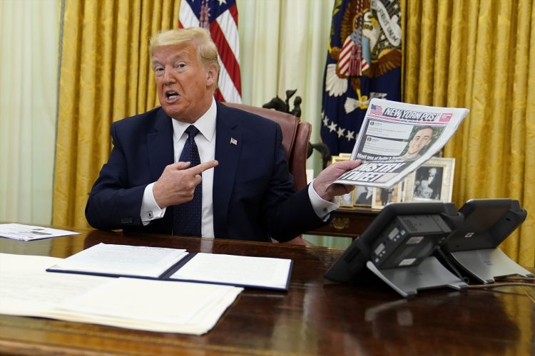 El presidente de Estados Unidos, Donald Trump, sostiene una copia del diario New York Post mientras habla antes de firmar una orden ejecutiva que busca limitar las protecciones a las grandes redes sociales, en la Oficina Oval de la Casa Blanca, el 28 de mayo de 2020, en Washington. Foto: Evan Vucci/AP